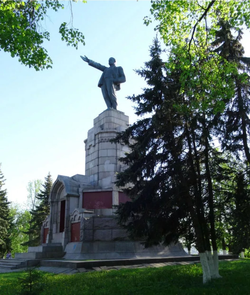 Курская область ленин ленин. Памятник Ленину в Костроме. Памятник Ленину Кострома постамент. Памятник монумент Ленину в Костроме. Памятник Ленину Кострома парк Ленина.