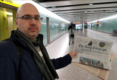 С газетой Дейли Телеграф в аэропорту Хитроу сразу после посадки в Лондоне.