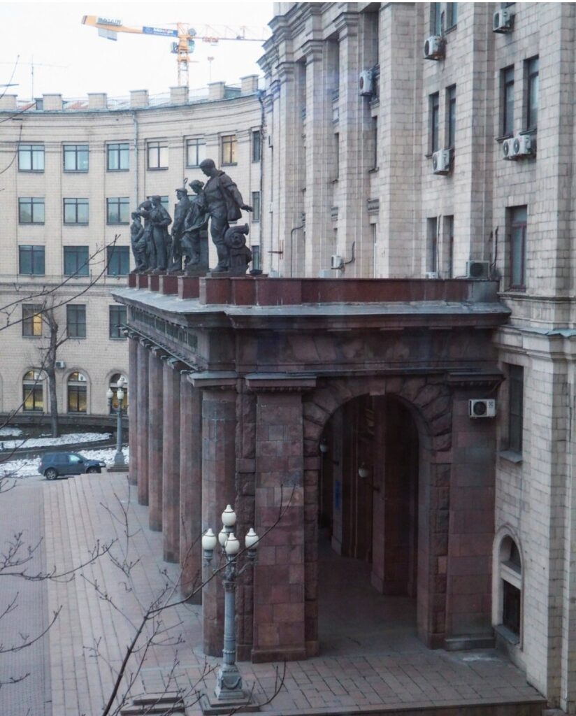 Главный Вход в МВТУ со стороны Яузы (новое здание) - Шестеро Трезвых!